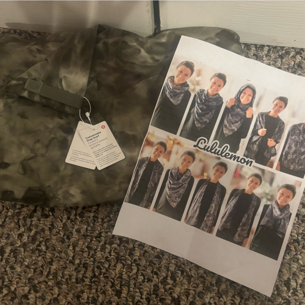 Lululemon NWT customizable snap scarf